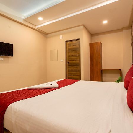 Hotel Yaad Residency à Kochi Extérieur photo